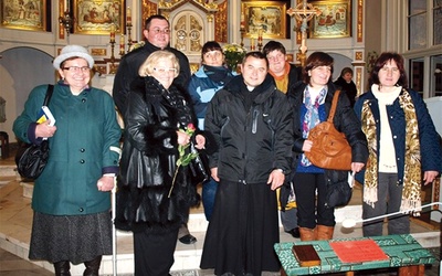  Apostołowie z Rycerki Górnej z diecezjalną zelatorką Lidią Wajdzik (druga z lewej) w sanktuarium św. Mikołaja
