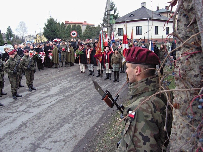  Hołd pamięci kpt. Henryka Flamego oddali współcześni żołnierze Wojska Polskiego