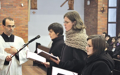  S. Natalia Frączek, s. Monika Skowron, s. Malwina Iwanicka składają śluby w kościele pw. św. Wojciecha w Koszalinie