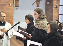  S. Natalia Frączek, s. Monika Skowron, s. Malwina Iwanicka składają śluby w kościele pw. św. Wojciecha w Koszalinie