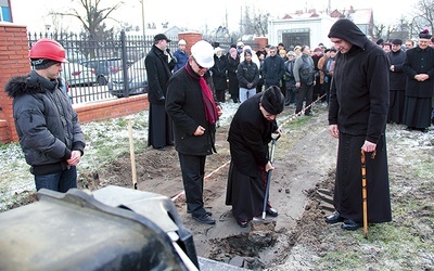  W rozpoczęciu budowy nowego kościoła w Kutnie wziął udział  bp senior Alojzy Orszulik