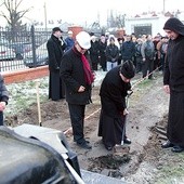  W rozpoczęciu budowy nowego kościoła w Kutnie wziął udział  bp senior Alojzy Orszulik