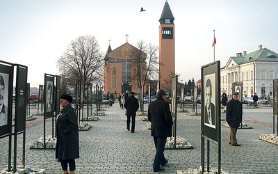  Wystawę  na pl. Kościuszki, przypominającą ofiary stanu wojennego,  obejrzało wielu sochaczewian