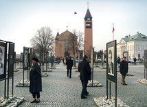  Wystawę  na pl. Kościuszki, przypominającą ofiary stanu wojennego,  obejrzało wielu sochaczewian