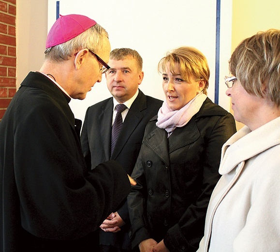  Bp Piotr Libera w rozmowie z przedstawicielami Ruchu Rodzin Nazaretańskich. Do dialogu o Kościele i kondycji wiary biskup chce zaprosić wielu świeckich zaangażowanych w diecezji 