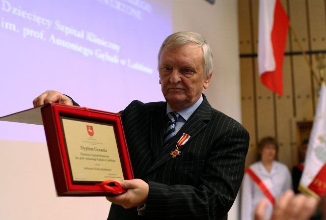 Dyrektor szpitala dr n.med. Jerzy Szarecki odbiera dyplom uznania od władz miasta Lublina