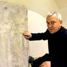  Ta płyta dla nas i dla archeologów jest zagadką. Być może to pamiątka grobu krzyżowca, który walczył w Palestynie i potem został pochowany w Radomiu – mówi ks. Andrzej Tuszyński