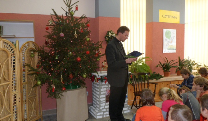 Adwentowe czytanie w bibliotece