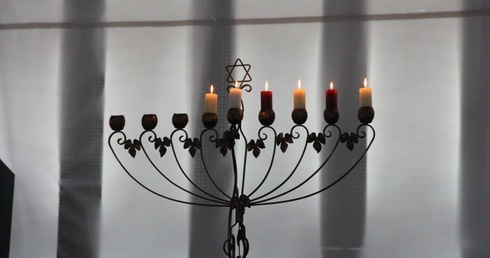 Menory chanukowe wykonywane są najczęściej z mosiądzu, miedzi bądź srebra