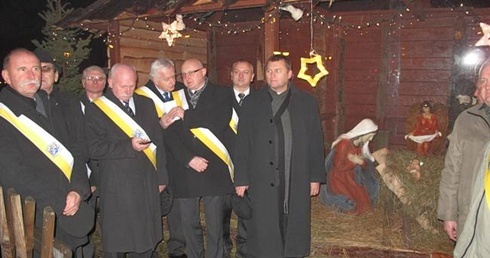 Figurkę Pana Jezusa do szopki ustawionej na deptaku w Radomiu przywieźli z Betlejem Rycerze Kolumba