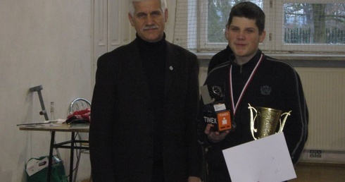 Wojciech Białas, mistrz juniorów powiatu łowickiego w szachach. Obok wicestarosta Dariusz Kosmatka