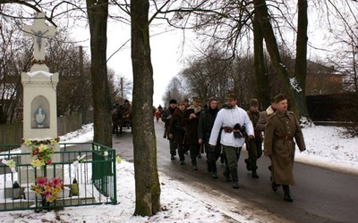 Rekonstruktorzy w kolumnie marszowej udali się w kierunku Kraśnicy