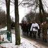 Rekonstruktorzy w kolumnie marszowej udali się w kierunku Kraśnicy