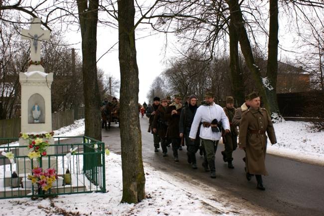 Rekonstruktorzy w kolumnie marszowej udali się w kierunku Kraśnicy