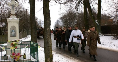 Rekonstruktorzy w kolumnie marszowej udali się w kierunku Kraśnicy