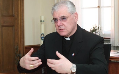 Abp Gerhard Ludwig Müller  jest profesorem teologii dogmatycznej, wykładał na Uniwersytecie Ludwiga Maksymiliana w Monachium. Od 2002 roku był biskupem Ratyzbony, od lipca 2012 roku jest prefektem Kongregacji Nauki Wiary. Nadzoruje wydawanie dzieł zebranych Josepha Ratzingera. Jest doktorem honoris causa Uniwersytetu Kardynała Stefana Wyszyńskiego i Katolickiego Uniwersytetu Lubelskiego.