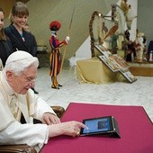 12.12.2012. Watykan. Papież Benedykt XVI umieszcza pierwszą wiadomość na Twitterze: „Drodzy Przyjaciele, miło mi być z wami w kontakcie na Twitterze. Dziękuję za ciepłe przyjęcie. Wszystkich was z serca błogosławię”. 