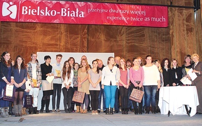  Reprezentacja wolontariuszy z Gimnazjum nr 8 (wcześniej – Gimnazjum nr 10) podczas bielskiej Gali Wolontariatu