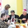 Na wigilijną wieczerzę dla ubogich w Świdnicy  przychodzi nie tylko biskup, ale i prezydent miasta