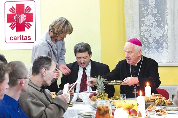 Na wigilijną wieczerzę dla ubogich w Świdnicy  przychodzi nie tylko biskup, ale i prezydent miasta