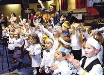 W adwentowe śpiewanie włączyła się ponad setka dzieci