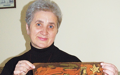 Siostra Cecylia Bachalska, misjonarka Afryki, pokazuje batik z wizerunkiem Trzech Króli, wykonany w Afryce 