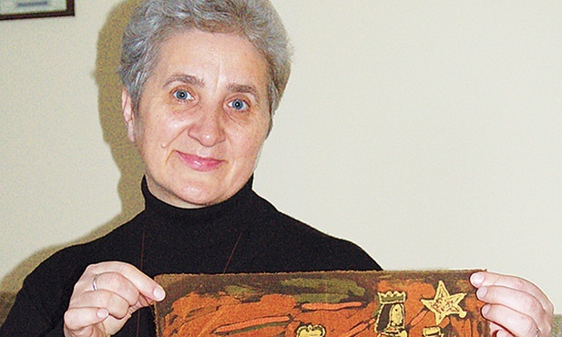 Siostra Cecylia Bachalska, misjonarka Afryki, pokazuje batik z wizerunkiem Trzech Króli, wykonany w Afryce 