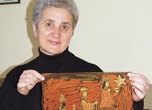 Siostra Cecylia Bachalska, misjonarka Afryki, pokazuje batik z wizerunkiem Trzech Króli, wykonany w Afryce 