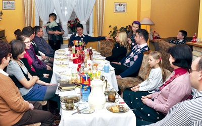  W święta cała rodzina spotyka się w rodzinnym domu. Gdy najmłodsi koncertują solo, inni słuchają lub śpiewają 