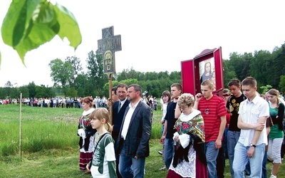  Drogą krzyżową szlakiem jej męczeństwa w Wał Rudzie każdego 18 dnia miesiąca idą tysiące ludzi...