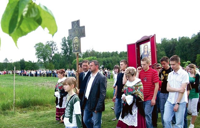  Drogą krzyżową szlakiem jej męczeństwa w Wał Rudzie każdego 18 dnia miesiąca idą tysiące ludzi...