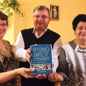 „Nieznajomość Pisma  św. jest nieznajomością Chrystusa” – to zdanie św. Hieronima widnieje na broszurce peregrynacyjnej. Na zdjęciu (od lewej): Mieczysława i Karol Rudolfowie oraz Teresa Ptaszkowska