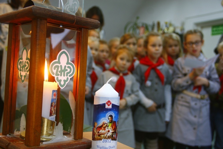 Światełko z Betlejem co roku przynoszą nam harcerze i skauci