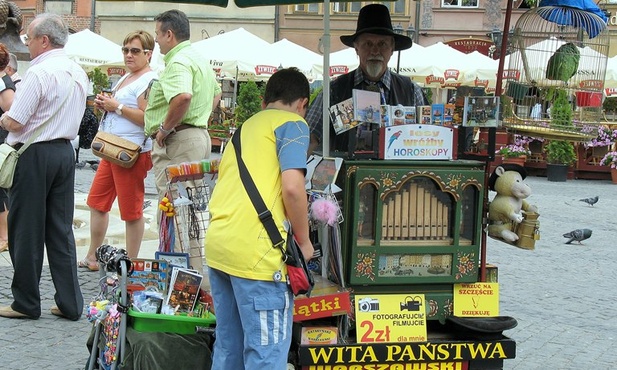 Kataryniarz gra dla turystów i warszawiaków od 14 lat