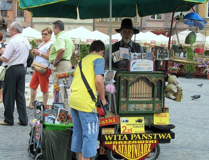 Kataryniarz gra dla turystów i warszawiaków od 14 lat