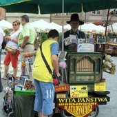 Kataryniarz gra dla turystów i warszawiaków od 14 lat