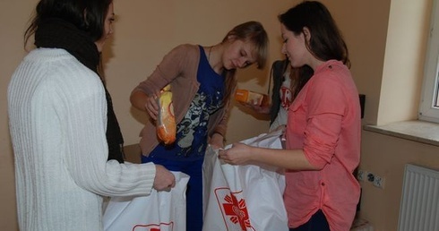 Caritas przygotowało blisko 300 paczek żywnościowych