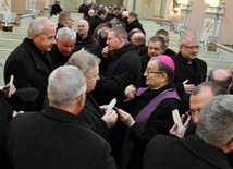 Księża dzielą się opłatkiem