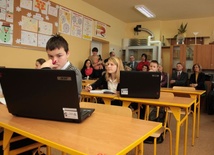 Podczas lekcji każdy uczeń korzysta ze swojego laptopa