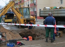 Służby naprawiają szkody po osuwisku