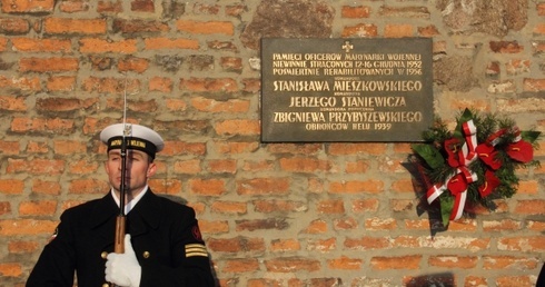 Na ścianie kościoła św. Michała Archanioła odsłonięto tablicę ku czci zamordowanych komandorów