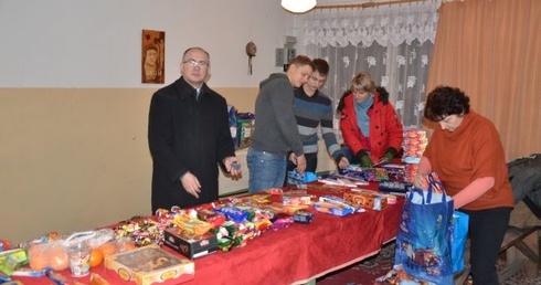 – W akcję pomocy "I ty możesz zostać św. Mikołajem" chętnie angażują się mieszkańcy parafii – podkreśla ks. proboszcz S. Filipski