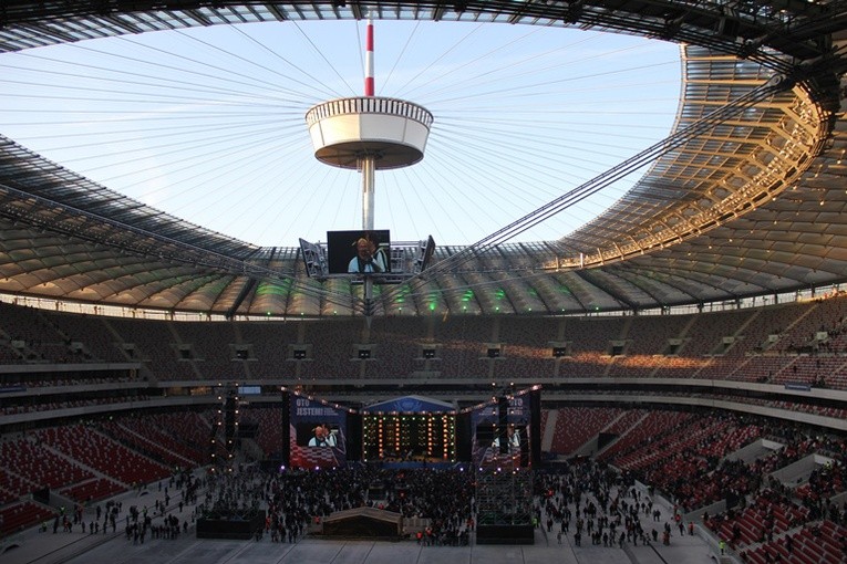 Dziurę nad stadionem można zlikwidować, zasuwając dach. Niestety, sztuczki nie da się powtórzyć z dziurą w jego budżecie