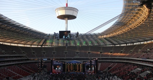 Dziurę nad stadionem można zlikwidować, zasuwając dach. Niestety, sztuczki nie da się powtórzyć z dziurą w jego budżecie