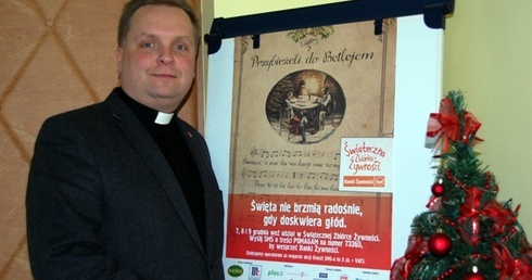 Ks. Roberta Kowalskiego cieszy, że nie brak wolontariuszy i darczyńców chcących wesprzeć potrzebujących