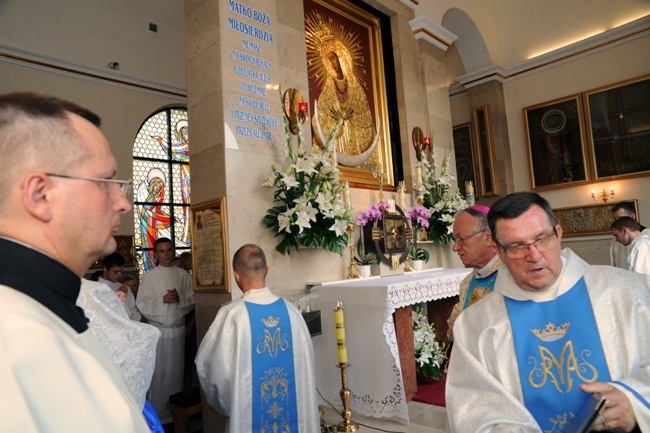 2 lipca. Sanktuarium MB Miłosierdzia w Skarżysku-Kamiennej obchodziło piątą rocznicę koronacji kopii ostrobramskiego wizerunku