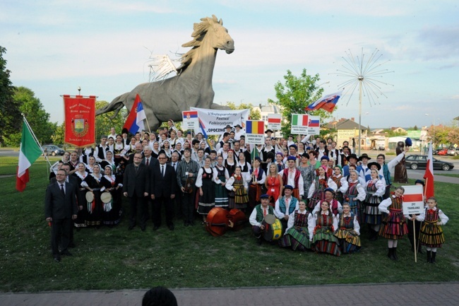10 maja. W Opocznie odbył się II Międzynarodowy Festiwal Folklorystyczny