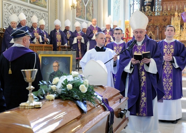 29 marca. Pożegnaliśmy bp. Edwarda Materskiego, pierwszego ordynariusza naszej diecezji, który zmarł 24 marca w przeddzień 20. rocznicy jej utworzenia