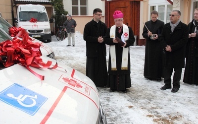 Poświęcenia nowych aut dokonał arcybiskup Sławoj Leszek Głódź