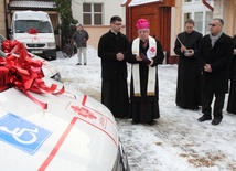 Poświęcenia nowych aut dokonał arcybiskup Sławoj Leszek Głódź